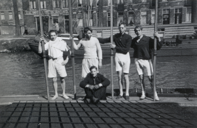 811661 Groepsportret van de winnende heren vier, bestaande uit A.J. van Groenland, E. Hoejenbos, N. Immink, E. Witkop ...